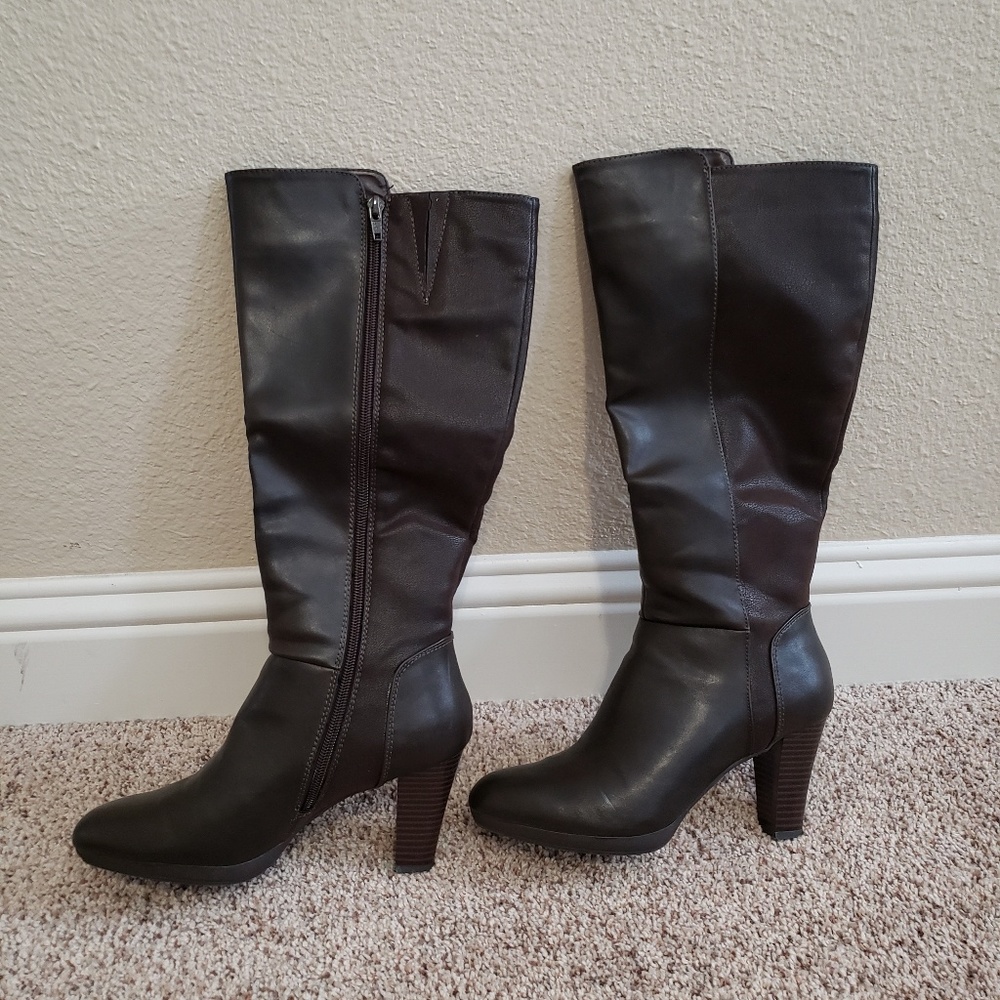 Sofsole brown heeled boots size 7.5